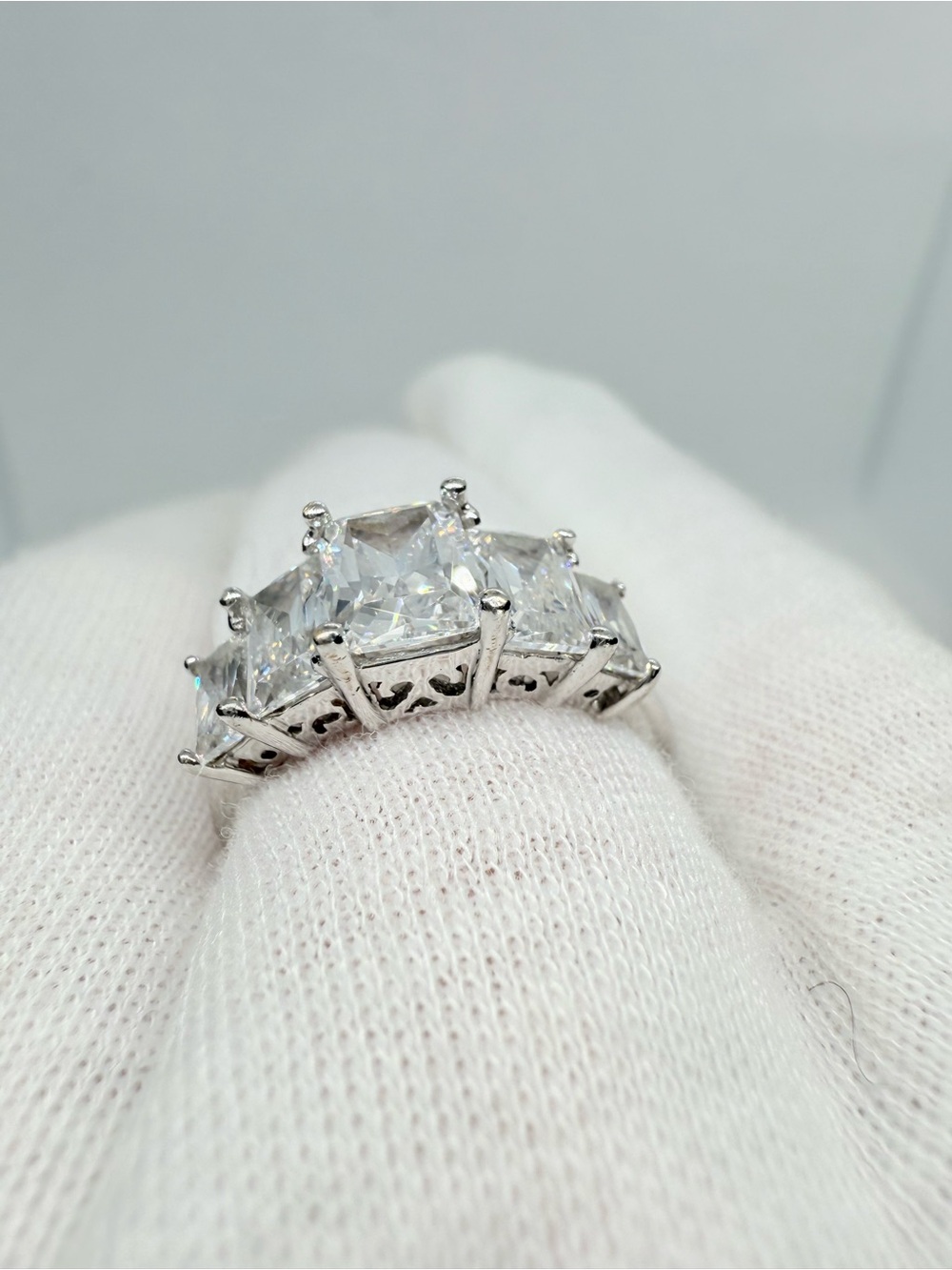 Stunning 14K White Gold 5-Stone Radiant Cut Ring - Size 6 💎 - Picture 16 of 17